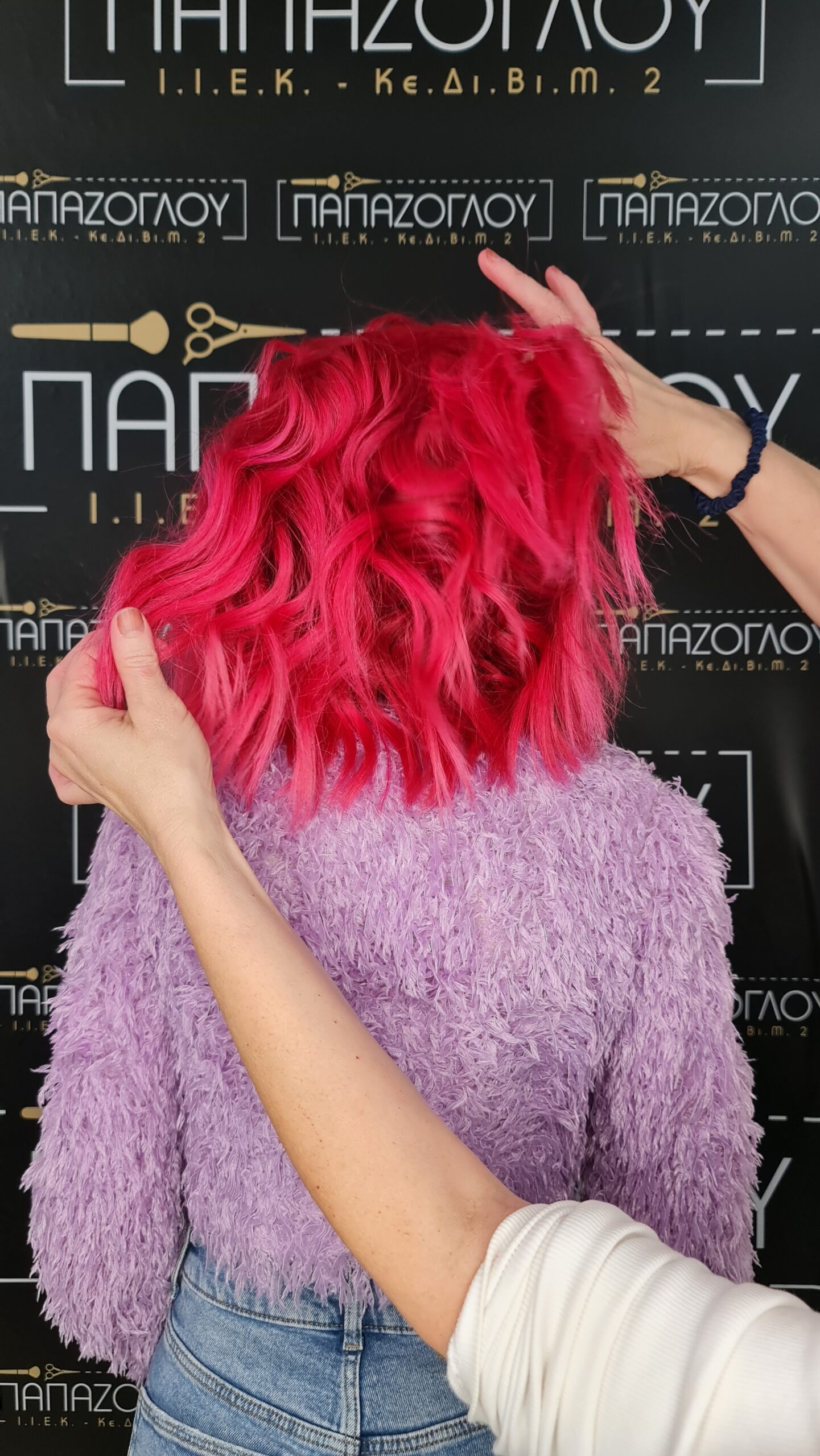 🥭 Πως θα σου φαινόταν ένα έντονο φουξ strawberry μαλλί | Σχολή Κομμωτικής Παπάζογλου στο Ηράκλειο